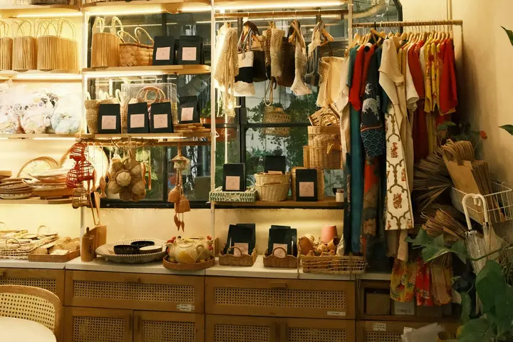 Estantería de una tienda con ropa y cestas